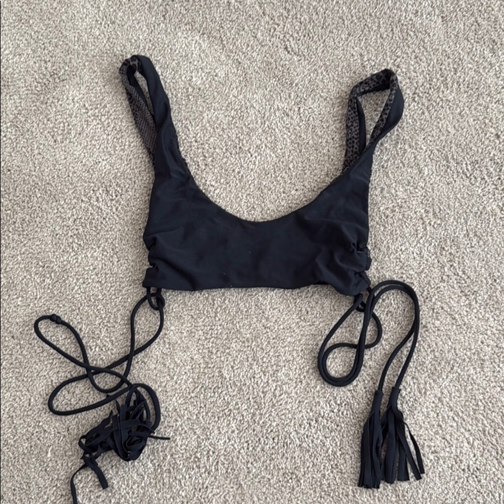 Acacia top black size small